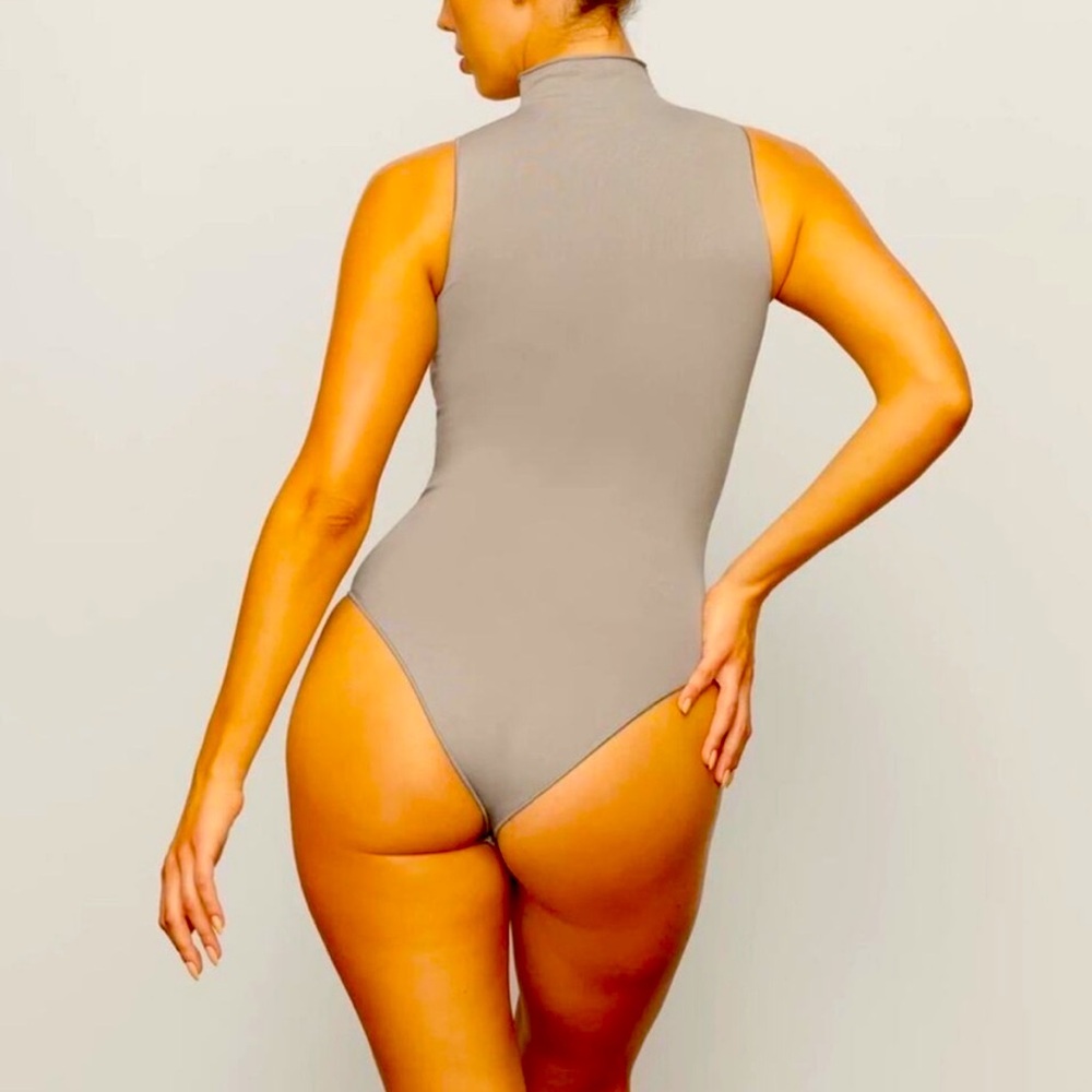 Skims Mock Neck Sleeveless Bodysuit never worn